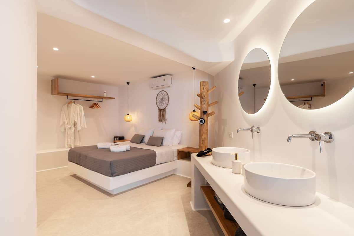 executive suite, sea view & pool view | desk, laptop workspace, soundproofing, free wifi