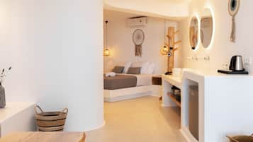 Executive Suite, Sea View & Pool View | 1 bedroom, desk, laptop workspace, soundproofing