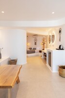 Executive Suite, Sea View & Pool View | 1 dormitorio, escritorio, espacio para trabajar con un portátil