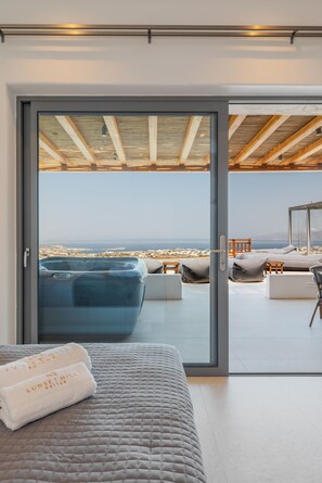 Superior Suite with sea and pool view & outdoor hot tub | Teres/patio