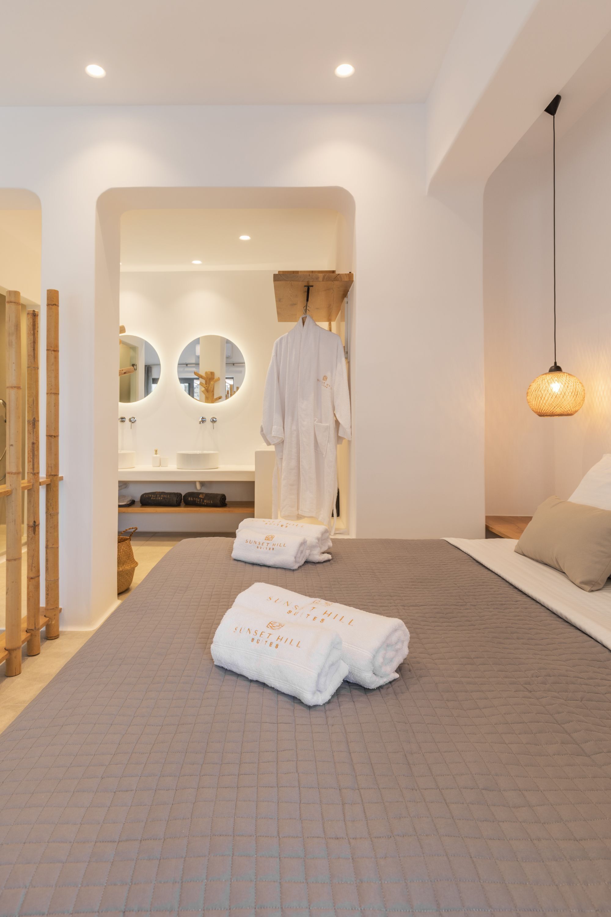 Superior Suite with Side Sea and Pool view & Outdoor Hot Tub | 1 多间卧室、办公桌、笔记本电脑工作区、隔音