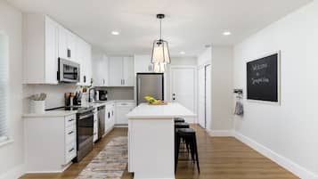 Een koelkast, een magnetron, een oven, een kookplaat