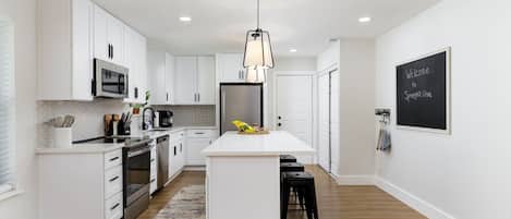 Refrigerador, microondas, horno, placa de cocina