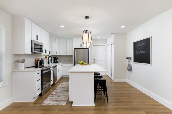 Kylskåp, mikrovågsugn, ugn och spishäll