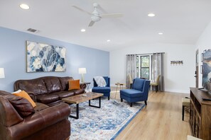 Téléviseur connecté, table de baby-foot, table de ping-pong, livres