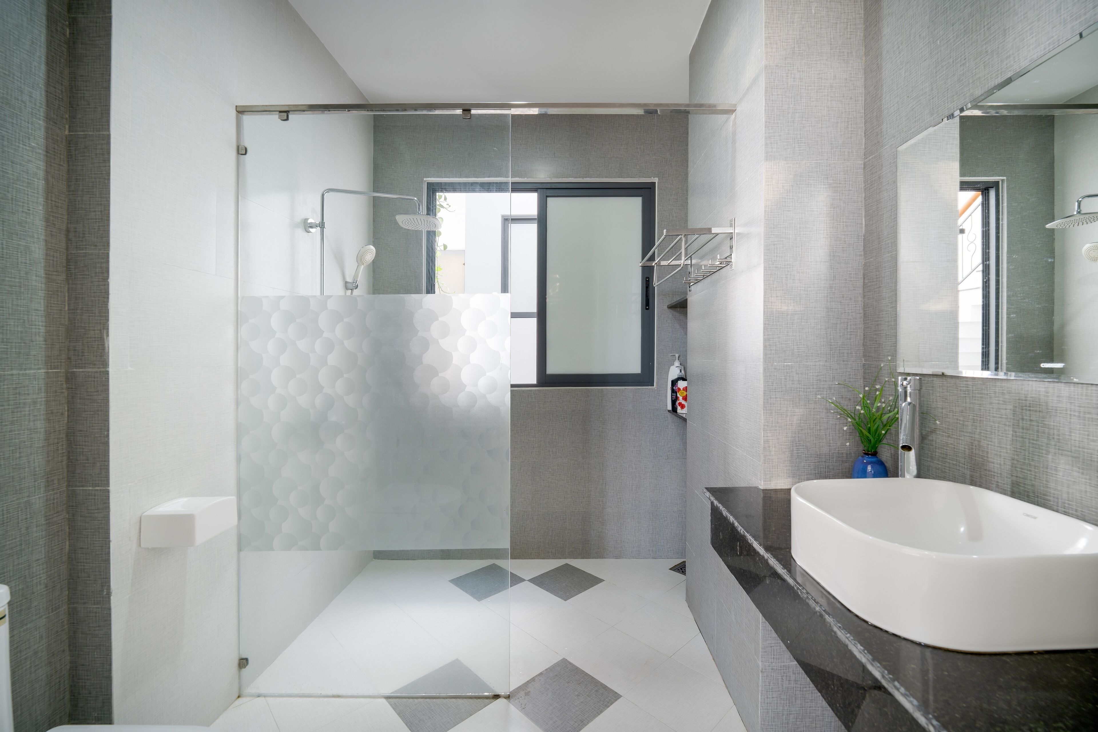 Bruser, hårtørrer, bidet, håndklæder