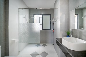 Regadera, secadora de cabello, bidet, toallas 