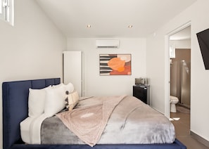 Queen Suite | Free WiFi, bed sheets