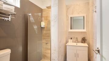 Queen Suite | Bathroom | Shower, rainfall showerhead, hair dryer, towels