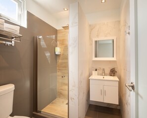 Queen Suite | Bathroom - Rosalina Isla Verde (Carolina)
