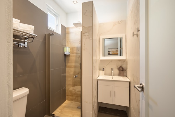 Queen Suite | Bathroom | Shower, rainfall showerhead, hair dryer, towels