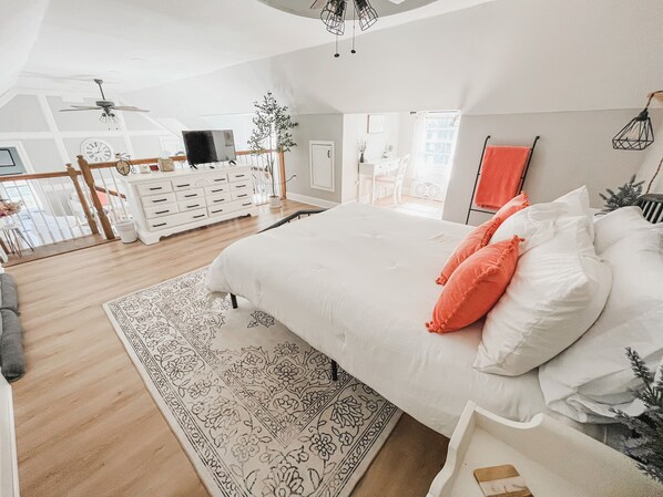 1 Schlafzimmer, Schreibtisch, Bügeleisen/Bügelbrett, Reisekinderbett