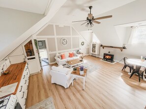 Smart-TV, Kamin, Bücher, Musikbibliothek