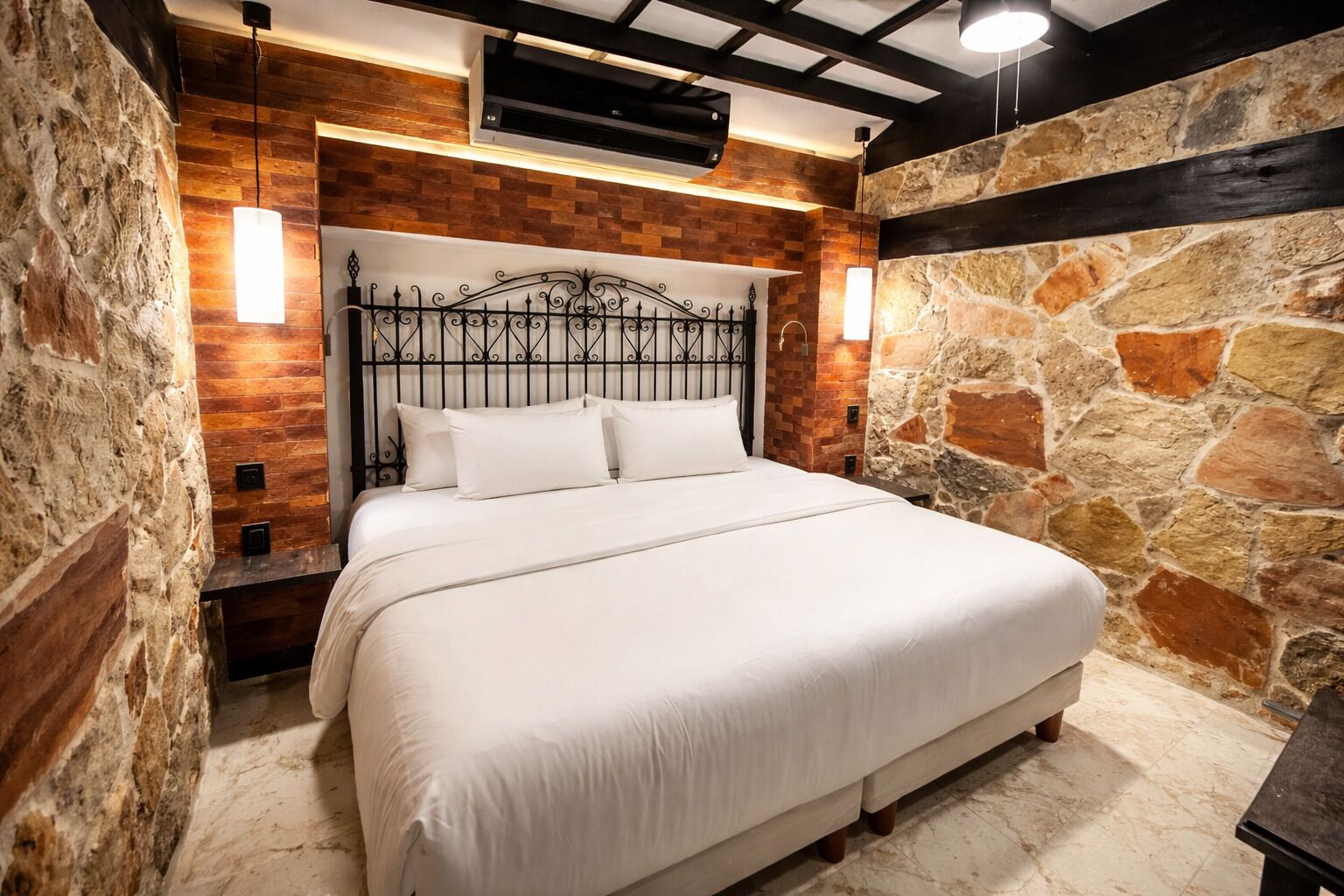 أغطية فراش متميزة وخزنة داخل الغرفة ومساحة عمل للكمبيوتر المحمول