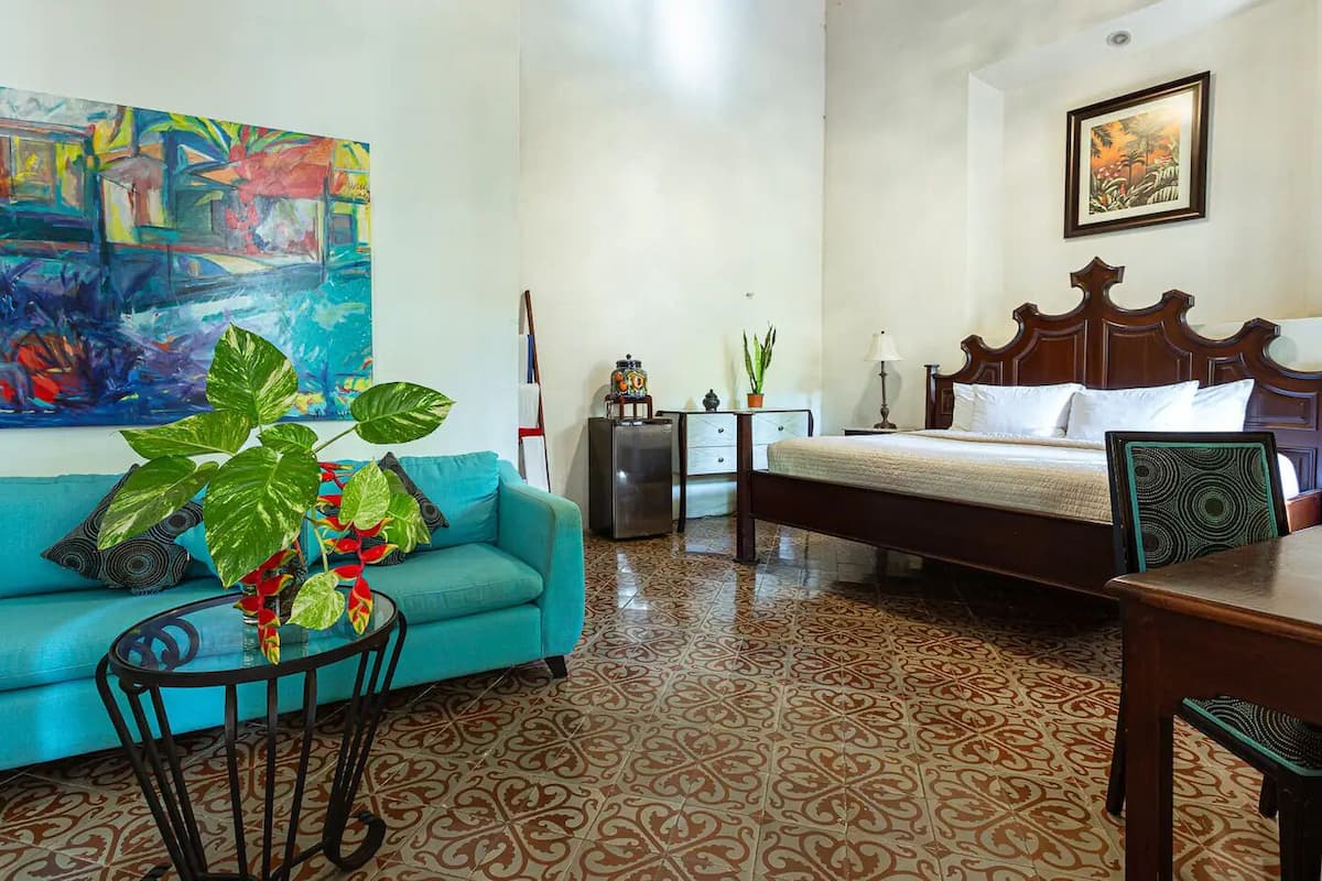 Habitación, 1 cama King size, vista al jardín, planta baja | 1 habitación y ropa de cama de alta calidad