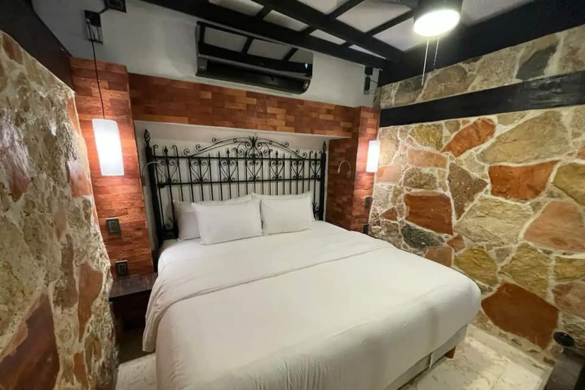 Habitación, 1 cama King size, vista a la alberca, planta baja | 1 habitación y ropa de cama de alta calidad