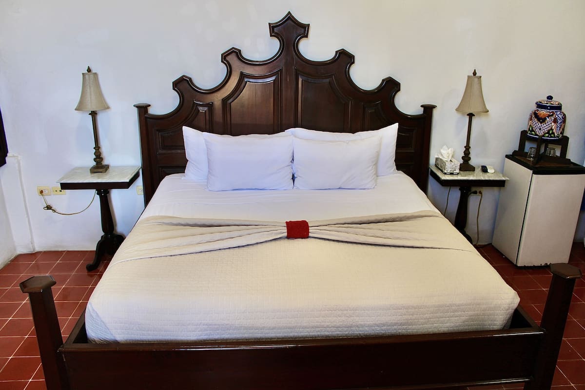 Habitación doble, 1 cama King size, balcón, vista a la alberca | 1 habitación y ropa de cama de alta calidad
