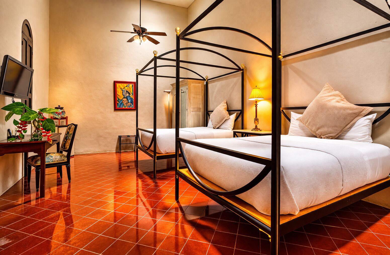 أغطية فراش متميزة وخزنة داخل الغرفة ومساحة عمل للكمبيوتر المحمول