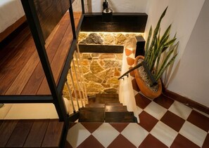 Habitación, 1 cama King size, vista a la alberca, planta baja | Ropa de cama de alta calidad y caja de seguridad en la habitación