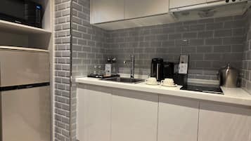 Premium Suite | Private kitchen | Microwave, paper towels