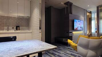 Suite Premium | Seprai premium, selimut bulu angsa, bantalan ekstra lembut, dan brankas