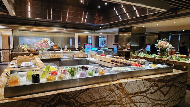 Un buffet proposant une variété de plats et une station de boissons.