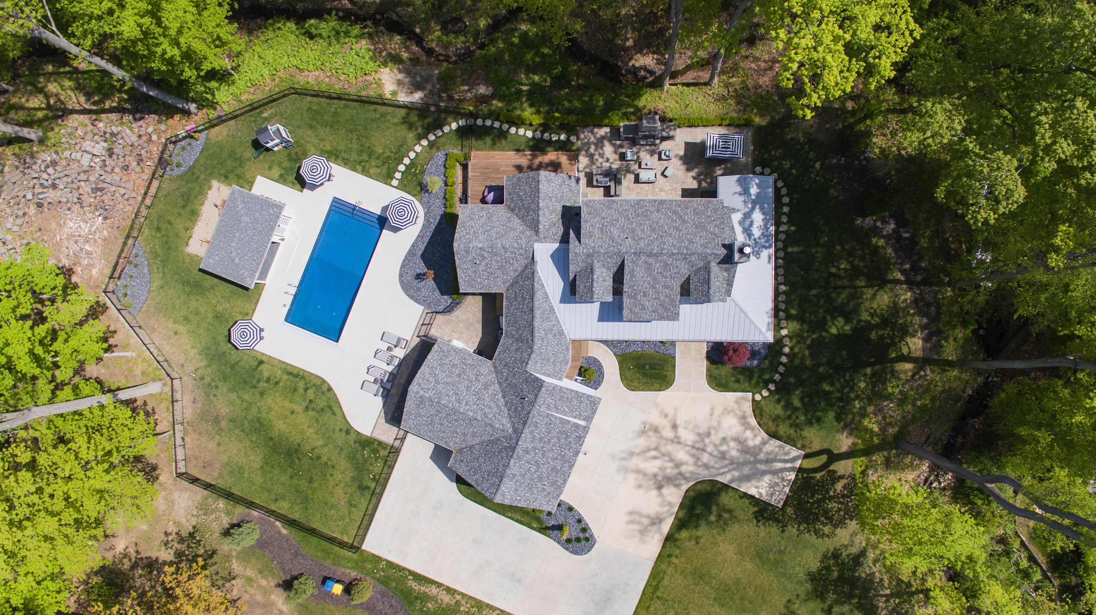 North Shore Haven Large luxurious home - 2 blocks from nearest public beach - Private heated pool!