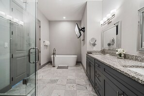 Combined shower/tub, hair dryer, towels - Liberty Dunes: Game Loft, Water Park, Golf View, Near Disney (Kissimmee)