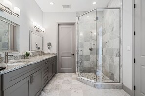 Combined shower/tub, hair dryer, towels - Liberty Dunes: Game Loft, Water Park, Golf View, Near Disney (Kissimmee)