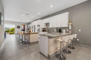 Fridge, microwave, oven, stovetop - Liberty Dunes: Game Loft, Water Park, Golf View, Near Disney (Kissimmee)