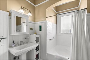 Secadora de cabello, toallas, jabón, papel de baño 