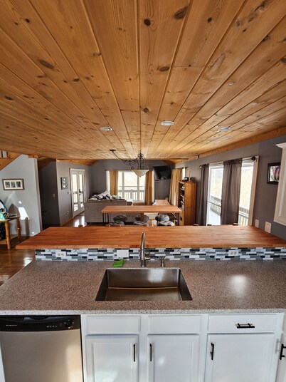 Lake getaway less than 1 mile from Dale Hollow lake.