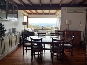 Smart TV, fireplace, video games - Wombalee Farm - a relaxing country retreat with spectacular views (Oberon)