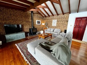 Smart TV, fireplace, video games - Wombalee Farm - a relaxing country retreat with spectacular views (Oberon)