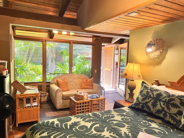 Room | Memory foam beds, individually decorated, laptop workspace - Guava Suite (Kihei)