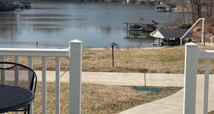 Need down time? Waterfront, breath-taking sunset, restuarants & quiet!.