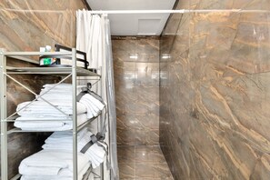 Dusj, hårføner, håndklær og såpe