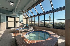 Een binnenzwembad en een verwarmd zwembad