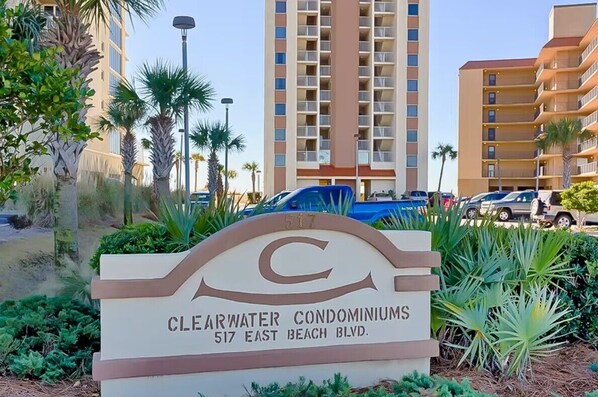 Un panneau indiquant l’emplacement des appartements en copropriété de Clearwater, au 517, boulevard East Beach.