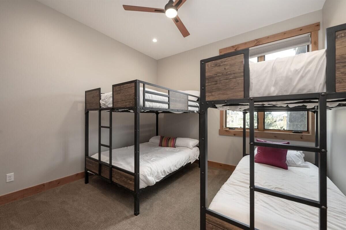 3 bedrooms, desk, Internet, bed sheets