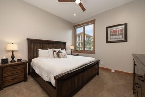 3 bedrooms, desk, internet, bed sheets