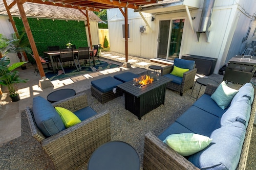 5 Bedroom Home Downtown, Close to shops!