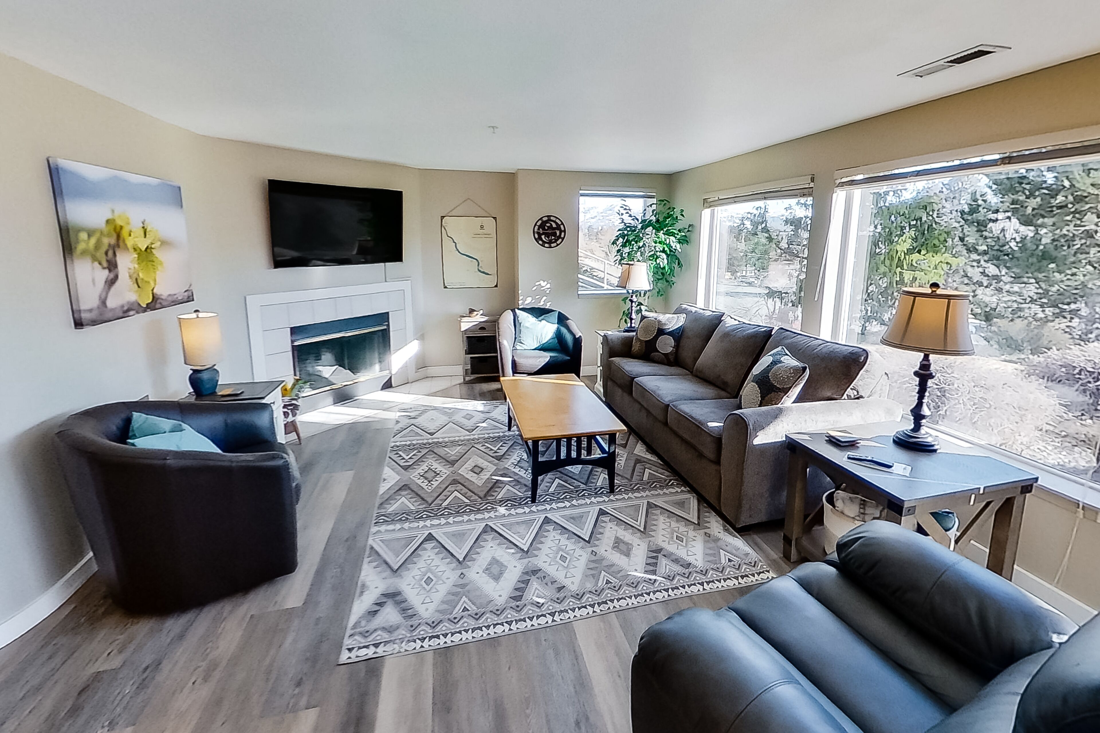 Spacious condo near downtown with pool & hot tub access - close to the lake