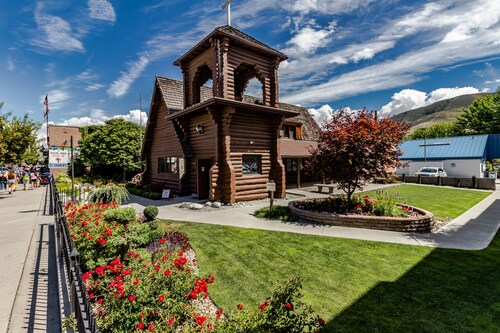 Spacious condo near downtown with pool & hot tub access - close to the lake