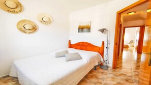 4 bedrooms, iron/ironing board, WiFi, bed sheets - Vacay L'Escala Villa Mateua Cala Montgó (L'ESCALA)