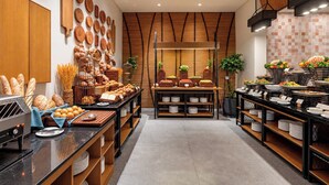 Un buffet proposant une variété de plats et une machine à café.
