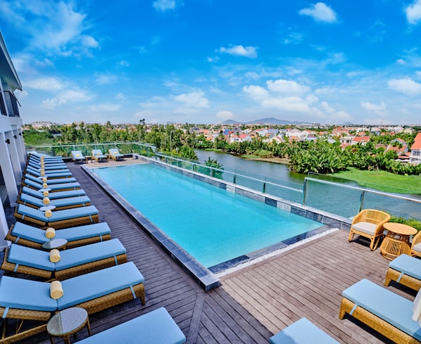 2 outdoor pools, pool loungers