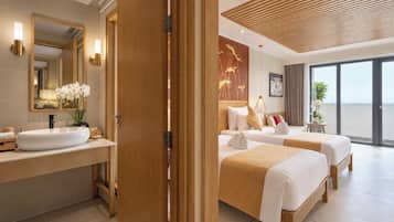 Signature Family Panoramic View | Bathroom | Separate tub and shower, rainfall showerhead, free toiletries