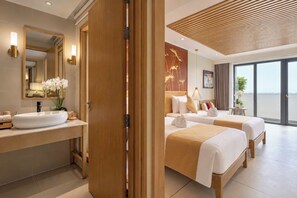 Een hotelkamer met een groot raam, een houten plafond en twee bedden.