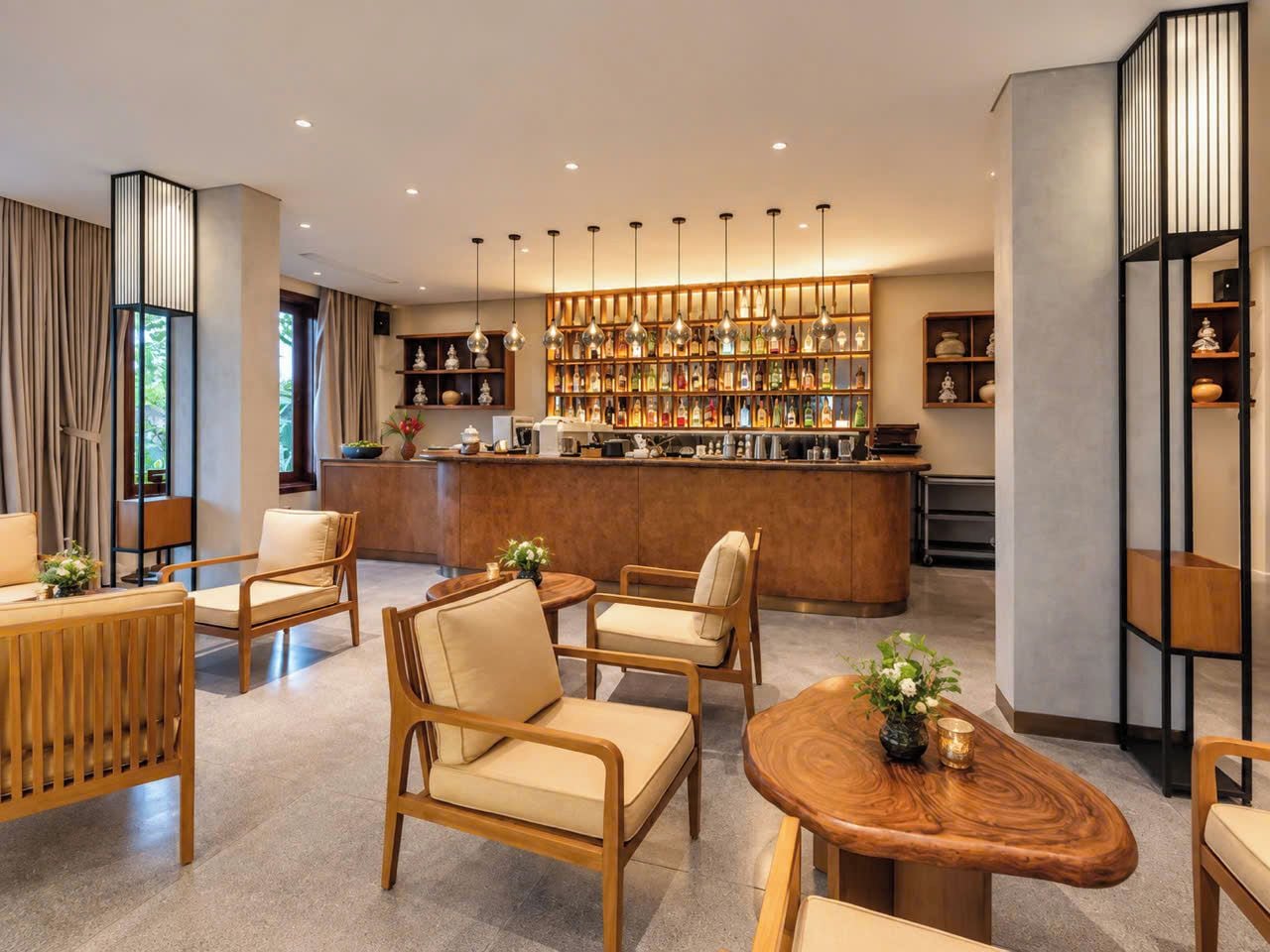 Un área de bar moderna con mobiliario de madera y una variedad de botellas.